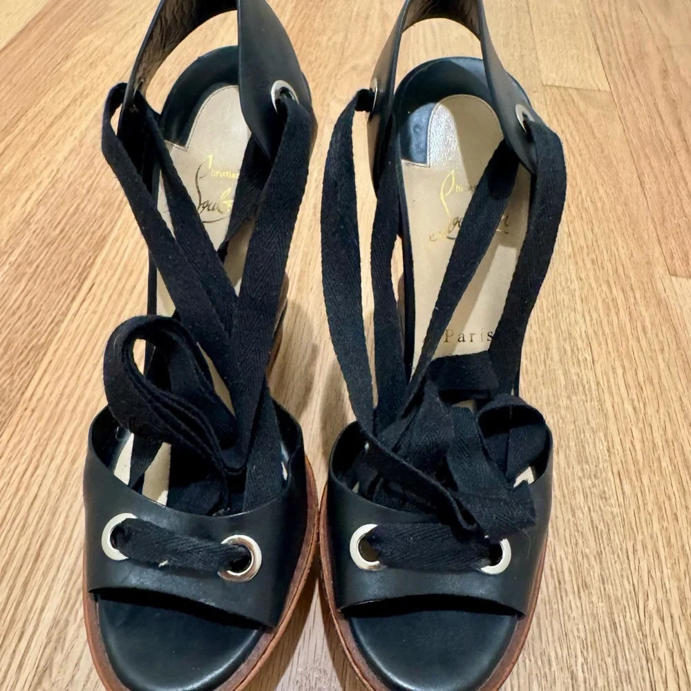 CHRISTIAN LOUBOUTIN Tribuli 140 Chain-trimmed Leather Wedge Sandals - Size 39 - Picture 2 of 6